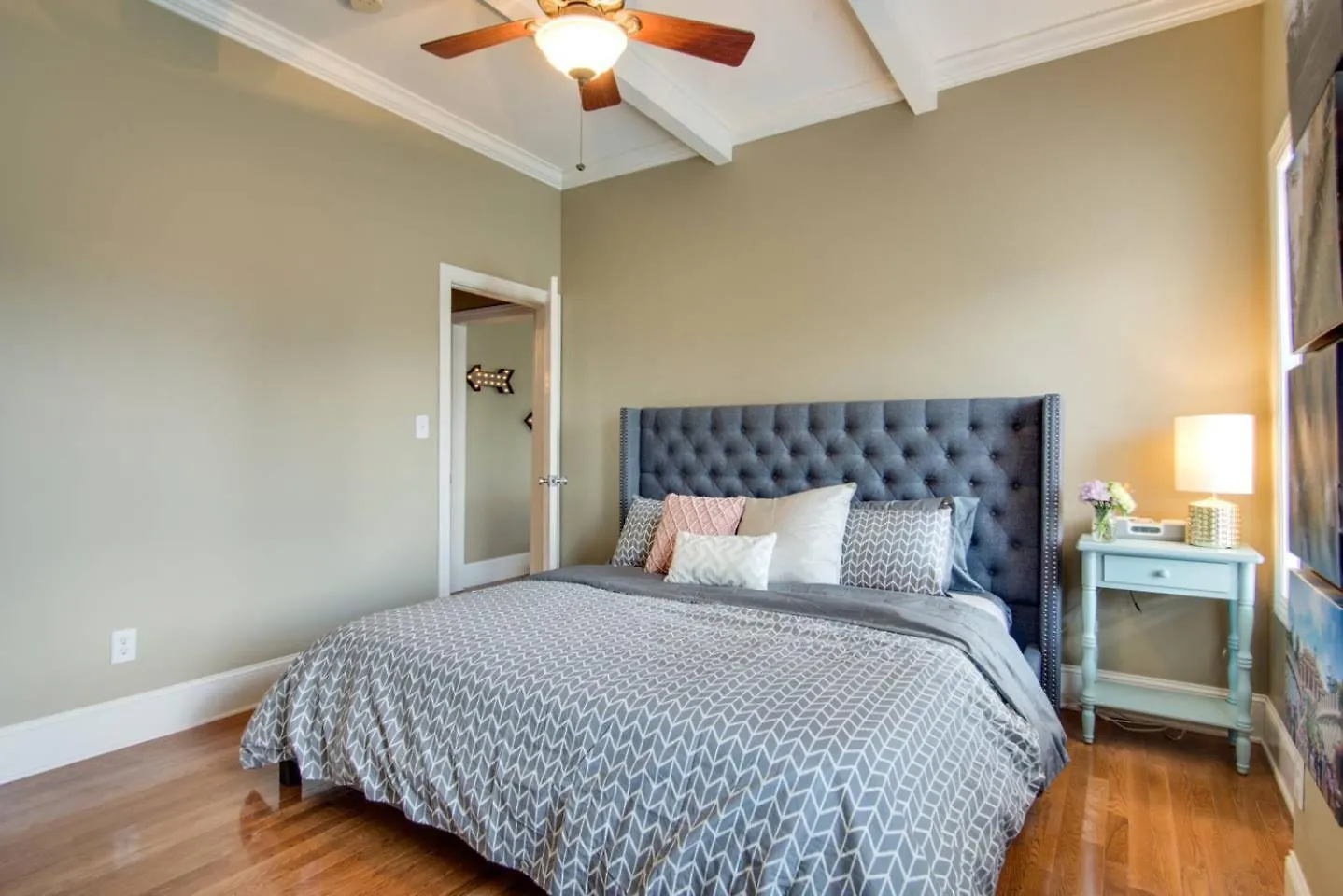 Huge Home Walkable To Award Winning Bars And Restaurants Less Than 1 Mile To Downtown Nashville Holiday home